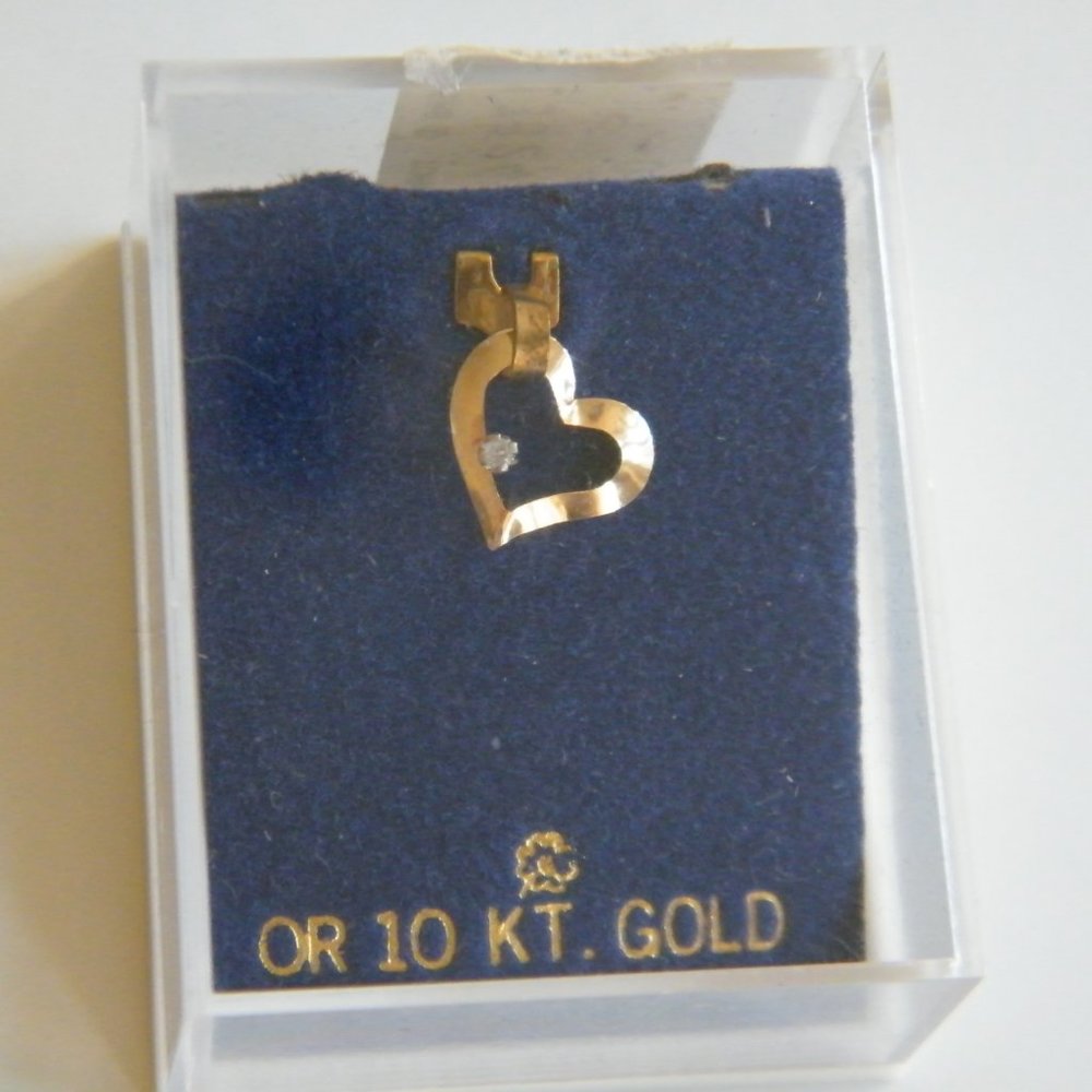 10K Yellow Gold Charm Heart with Diamond